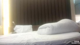 2023-10-18【翻车探花】新晋老哥，酒店约操长腿小姐姐，抓起大屌69互舔，主动骑乘位打桩机，特写视角后入