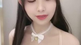 极品尤物颜值美少女！难得全裸收费！脱下内衣揉奶奶子，苗条身材单腿网袜，掰穴特写极度诱惑