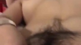 最看不惯反差婊。妹子抖音里的视频跟性欲上头发骚的样子~看下巴上的痣，反差婊，拳交喂她吃手上的淫水！