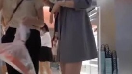 超市跟随偷窥跟闺蜜逛街的高颜值长腿美女 长外套下只穿黑骚丁不穿裙子 紧紧卡屁沟太骚