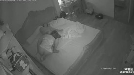 2023新黑客破解家庭摄像头偷拍 健壮哥早上和媳妇晨炮AV招式不过瘾搬出草逼床来在上面干