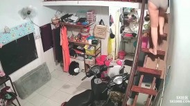 黑客破解家庭网络摄像头偷拍 住阁楼的夫妻把孩子安顿好在客厅地板啪啪老哥勇猛连续干两炮
