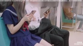 一脸清纯的小学妹夹着跳蛋坐地铁，被猥琐叔叔发现后各种蹂躏爆操，清纯靓丽的外表下有一颗淫荡的心