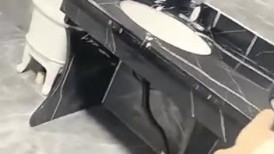 双飞高颜值闺蜜 为求刺激在公厕脱光光啪啪 还时时担心有人进来 完事每人在地上撒泡尿留个念 刺激精彩