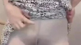漂亮少妇 皮肤白皙在家发骚 假鸡吧紫薇 吐着舌头摸着奶子 表情真骚