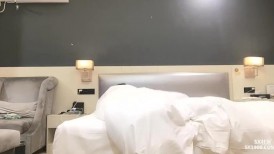 真实良家，喜欢帅哥，甘心背着男友开房草一草，对白精彩无套抽插