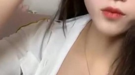 美腿性感小姐姐！小女警情趣制服！脱下内裤肥唇美穴，手指大力揉搓，从下往上视角拍摄
