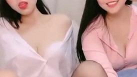 气质酒窝美女！姐妹花长得很像！大奶肥臀互揉，翘起屁股假屌后入，骑坐深插骚穴表情很爽