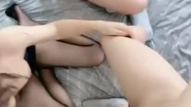 双飞名场面！清纯甜美00后美少女！扒掉内裤就是操，先旁边自慰等下再干你，轮流抽插雨露均沾