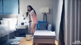 极品粉衣白嫩嫩小姐姐真是美味可口啊，挑逗舔吸抠逼揉奶，销魂喘息啪啪压上去用力抽插，笔直美腿耸动【水印】