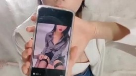 女神级尤物美女！细腰美腿收费房！翘起屁股掰穴，单腿性感黑丝，紧致小穴手指扣弄，表情极度诱惑