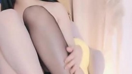 丝袜露脸网红女神的诱惑，高颜值小骚逼跟狼友互动撩骚，淫语互动自己揉着骚奶子用小黄瓜抽插骚穴，呻吟可射