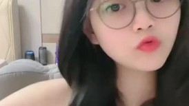 甜美眼镜美少女桃子！极品大肥臀超诱人！特写屁股抖动，手指拍打小穴扣弄，流出好多白浆