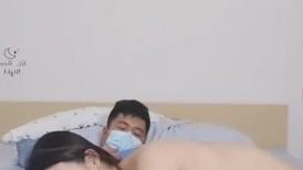 新人气质小姐姐！笑起来超甜美！居家炮友操逼，白皙皮肤美乳，灵活小舌头舔屌，主动骑乘爆插