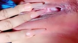 妖艳网红小骚货！性感情趣内衣！无毛肥穴极品翘臀，表情淫骚掰穴特写，娇喘呻吟非常诱惑