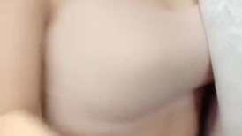 美女独自再宿舍！寂寞难耐自慰！多毛骚穴跳蛋伺候，翘起大肥臀摇摆，揉捏奶子极度诱惑