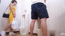 我和一个美丽的女人在日本超市厕所发生性关系。