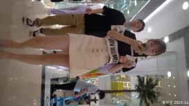 YC商场抄底牛仔裙粉胸衣清纯美女 前面透视黑森林和一大片湿痕