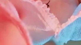 气质美少妇！外表甜美文静！却骚的很激情自慰，开档内裤露肥穴，假屌地上骑坐，高潮喷水满地多是