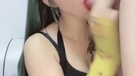 纹身小姐姐！连体情趣装激情操逼！抓起大屌吸吮，一线天肥穴修过逼毛，第一视角后入大屁股