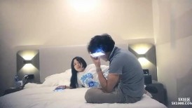 男的本来是想双飞操俩的，没想到力不从心，只好抱着性感黑丝少女啪啪狂插，肉弹小美女遗憾落选，美腿颤抖呻吟