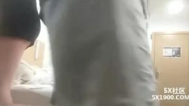 2023-11-4【超人探花】周末约小姐姐开房，迫不及待揉捏奶子，扒掉衣服扣穴，骑乘位爆操骚穴