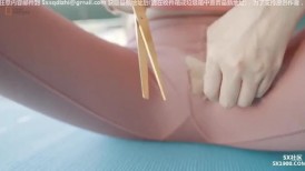 稀少白虎一线天馒头B白皙大奶极品女模 裸体瑜伽跳绳 瑜伽裤掏个洞--练着练着就没了原版4K画质3