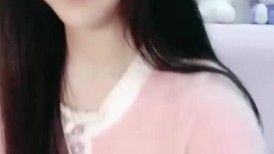 邻家妹妹甜美少女！难得大尺度诱惑！白嫩奶子多毛粉穴，张开双腿掰开，翘起屁股特写，嫩穴待开发