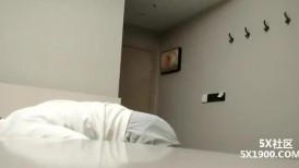 2023-11-6【清纯探花】新晋老哥开房约炮，妹妹不错视角差点，张开双腿一顿舔逼，抱着操舒服的呻吟
