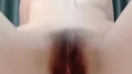 高冷女神镜头前的风情万种，全程露脸大秀好身材，揉奶玩逼看特写，坐插假鸡巴浪叫呻吟，表情好骚淫声荡语