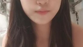 鸭舌帽新人甜美少女！卫生间诱惑一对豪乳！脱光光马桶上掰穴，特写视角揉搓阴蒂，手指扣弄骚逼