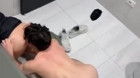 KTV一对喝醉的狗男女霸占厕所在里面打炮,男的重口爱好者,把妹子菊花掰开使劲闻