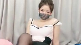 少妇的味道，黑丝情趣女仆诱惑，露脸大秀直播，跟狼友互动撩骚舔弄假鸡巴，电动道具插进骚逼，浪叫呻吟不止
