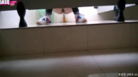 公司新来的小妹B儿还挺嫩 阴户白净的馒头逼