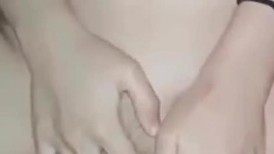 小情侣在家爱爱 小娇乳 稀毛小粉穴很紧有点难插入 被无套输出 不敢内射只能拔吊射逼口