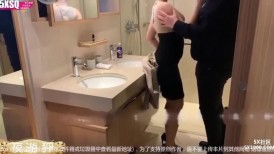 领导开会间隙洗手间偷情风骚人妻秘书，内射完夹着精液继续办公，淫荡长筒袜搭配极品的身材顶级反差
