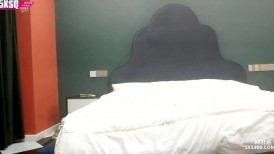 大奶肥臀外围美御姐，一进来就推到调情，跪地舔弄大屌，黑丝大屁股骑乘位