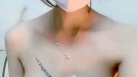细腰蜜桃臀新人美女！苗条身材纤细美腿！闺蜜帮忙揉搓骚穴，翘起屁股摇摆，滴蜡极度淫骚
