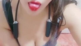 极品好色尤物！新人下海美女！张开双腿白虎美穴，换上情趣装开档内裤，展示美腿，摆弄各种姿势
