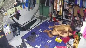 《居家摄像头破解》偷窥年轻夫妻地板上各种姿势啪啪
