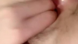 叶子纹身新人漂亮小姐姐！肉丝丁字裤自摸！拨开内裤揉搓小穴，洞口磨蹭双指插入，搞得小穴湿湿