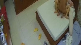 《监控破解》中年大叔和丰满娇妻在家里爱爱鸡巴不行很快就软了
