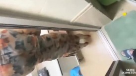 趁妹妹不在家，让妹夫好好发泄一下。大姨子主动穿旗袍勾引妹夫操她骚穴，无套内射夹住妹夫给的精液
