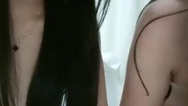 跟好闺蜜一起发骚，甜美诱人全程露脸黑丝情趣诱惑，跟狼友互动撩骚听指挥，揉奶玩逼跳蛋摩擦，精彩不要错过