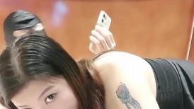 我草这娘们无敌了，全程露脸激情大秀啪啪，深喉大鸡巴，让大哥干了骚逼干菊花，淫水喷泉让大哥从上喝到下内射