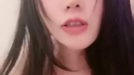 你梦中的女神镜头前只要9块9各种发骚给你看，全程露脸黑丝诱惑，无毛白虎逼看着她发骚的表情道具蹂躏骚穴