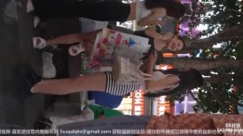 夜市宵夜摊低胸装美女被猥琐大叔围观 .尽力防走光没想到下面还是被偷拍内裤夹进了屁股缝逼痕明显