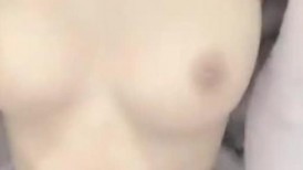甜美气质颜值女神！解开衣服浑圆美乳！开档黑丝袜掰穴骚穴，跳蛋震动手指扣入，爽的流出白浆