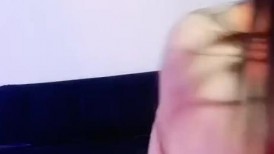 纹身小少妇露脸饥渴久了也需要爱，跟狼友互动撩骚淫声荡语不断，揉奶玩逼道具抽插，表情好骚呻吟可射真刺激