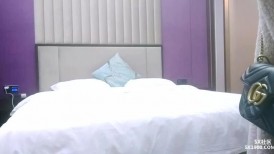 这外围妹子不错，外表清纯乖巧，苗条身材贫乳，骑乘位打桩机操的受不了